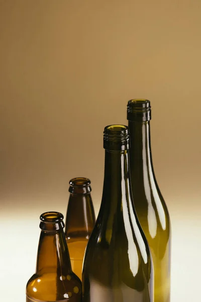 Крупним планом вид порожніх скляних пляшок на темному фоні — стокове фото