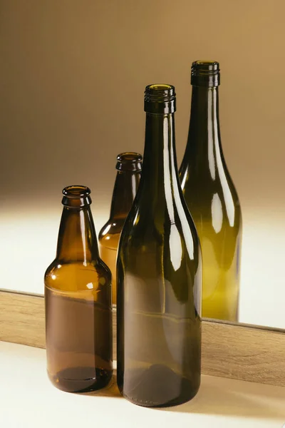 Крупним планом вид на відображення порожніх скляних пляшок у дзеркалі — Stock Photo