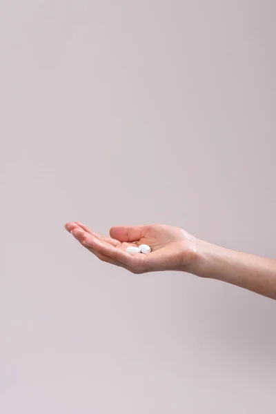 Tiro cortado de mulher segurando montão de drogas na mão isolado em cinza — Fotografia de Stock