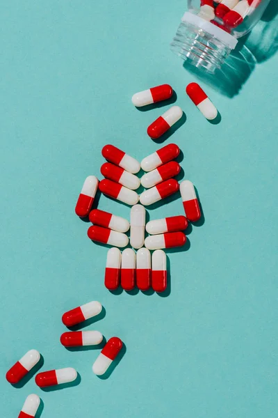 Top view of skull made of drug pills on blue tabletop — Stock Photo