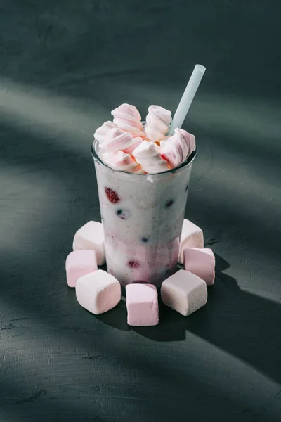 Closeup view of glass with berry smoothie and marshmallows on tabletop — Stock Photo