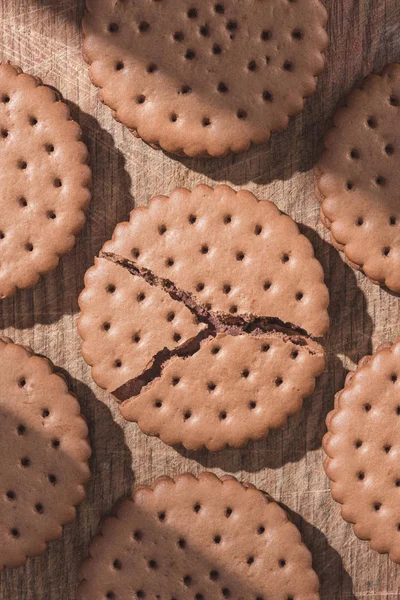Вид сверху на вкусное печенье с трещинами в середине — стоковое фото