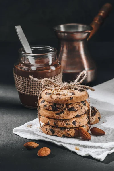 Close-up shot of chocolate-chip cookies tied with thread — Stock Photo