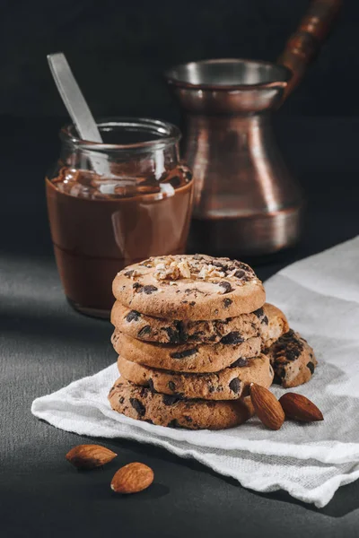Deliciosas galletas de chispas de chocolate con tarro de mousse de chocolate y jezve - foto de stock