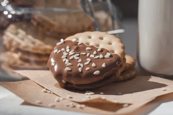 Plan rapproché de délicieux biscuits trempés dans du chocolat chaud et du sésame — Photo de stock