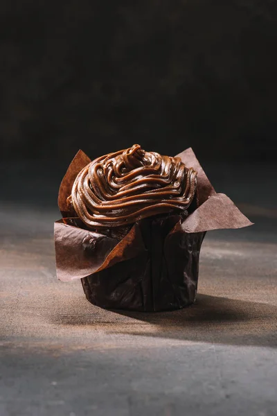 Delicioso chocolate cozido cupcake na mesa — Fotografia de Stock