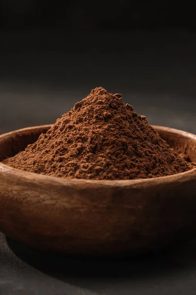 Крупним планом порошок какао в дерев'яній мисці на столі — стокове фото