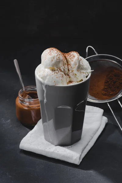 Délicieuse crème glacée en tasse et tamis sur la table — Photo de stock