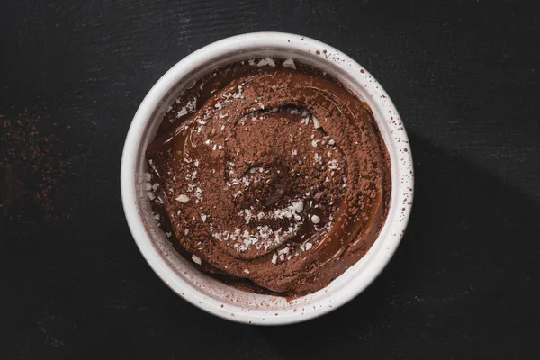 Vue du dessus du bol avec dessert au chocolat sur table noire — Photo de stock