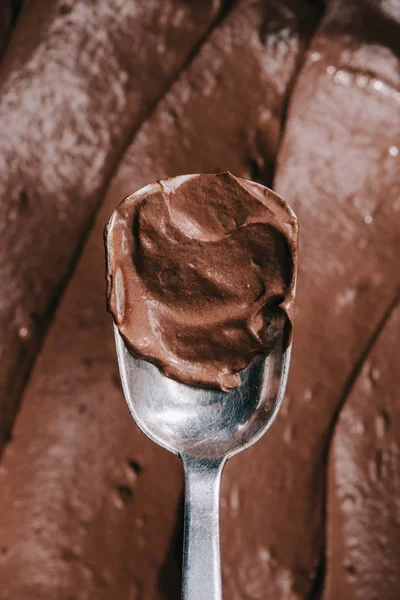 Vue de dessus de cuillère avec délicieux chocolat brun appétissant — Photo de stock
