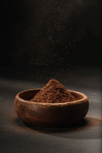 Cacao in polvere in ciotola di legno su tavolo — Foto stock