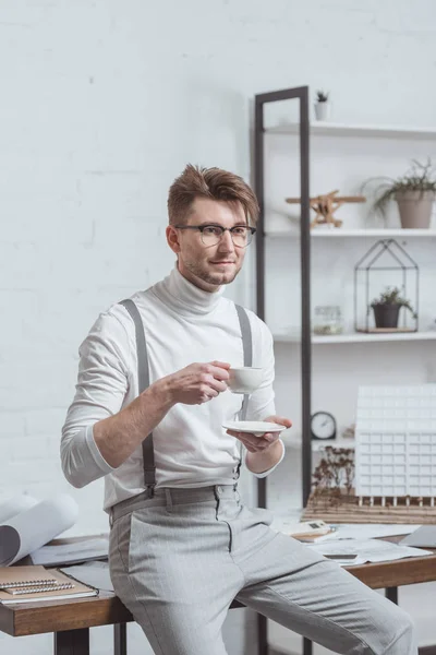 Retrato de arquiteto em óculos com xícara de café no local de trabalho no escritório — Fotografia de Stock