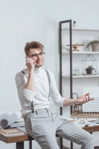 Ritratto di architetto in occhiali che parla su smartphone sul posto di lavoro in ufficio — Foto stock