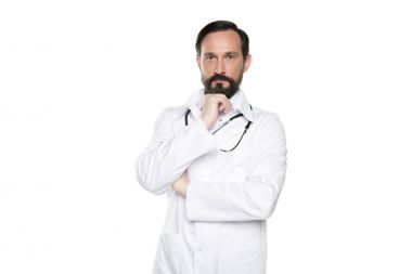 Sakallı doktor stetoskop ile