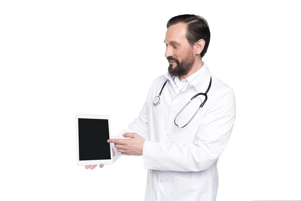 Médecin barbu avec stéthoscope — Photo