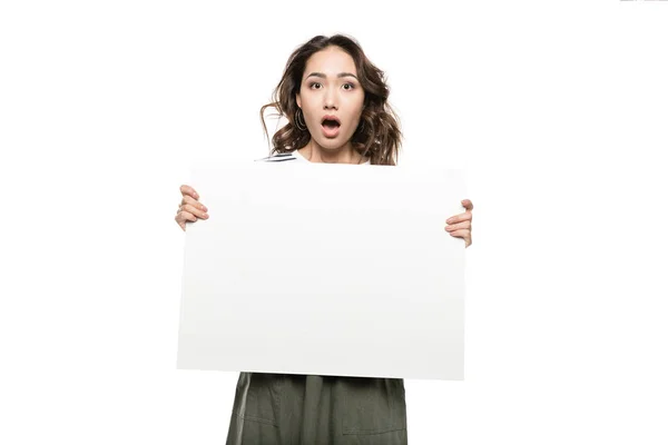 Mujer sosteniendo tarjeta en blanco — Foto de Stock