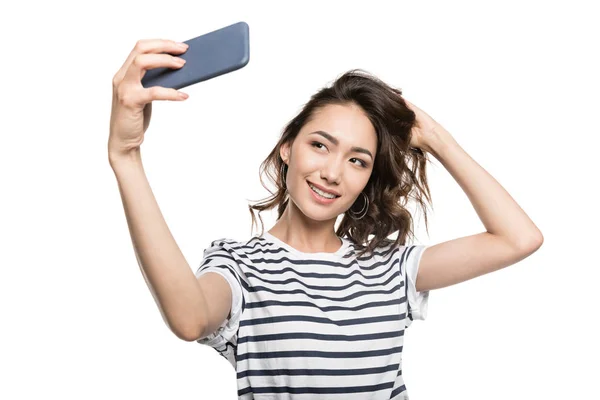 Женщина делает селфи на смартфоне — стоковое фото