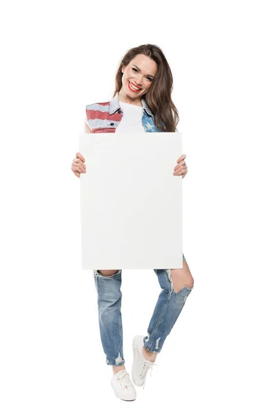 Улыбающаяся девушка с пустым плакатом — стоковое фото