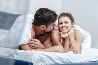 battaniyenin altında mutlu çift