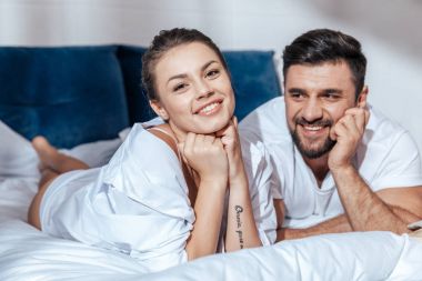 Yatakta sevgili bir çift