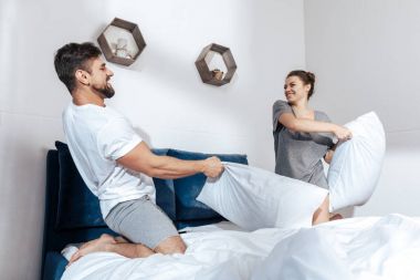 Çift yastık savaşı var