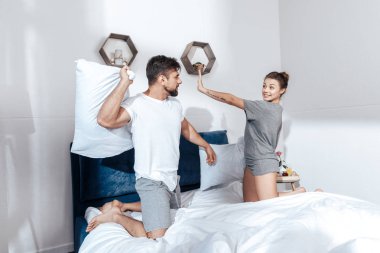 Çift yastık savaşı var