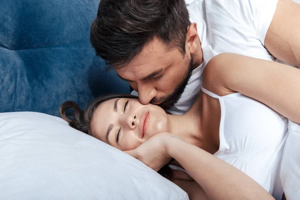 Cariñosa pareja abrazo en cama — Foto de Stock