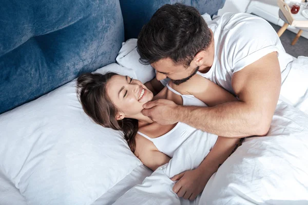 침대에서 사랑 하는 커플 포옹 — 스톡 사진