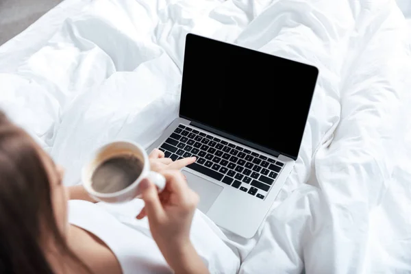 Nő dolgozik laptop az ágyban — Stock Fotó