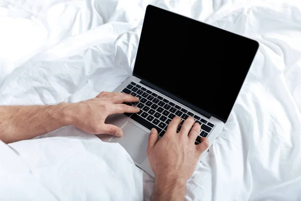 Mann benutzt Laptop im Bett — Stockfoto