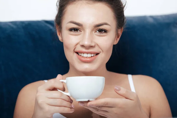 Donna che prende il caffè a letto — Foto Stock