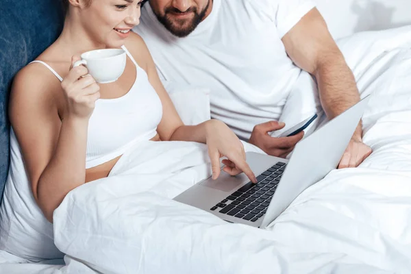Mulher usando laptop com namorado — Fotografia de Stock
