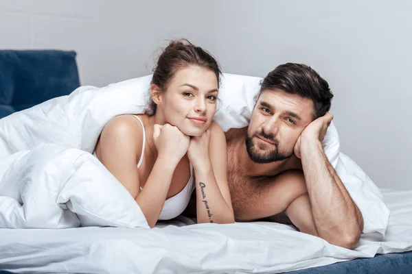 Feliz pareja bajo manta — Foto de Stock