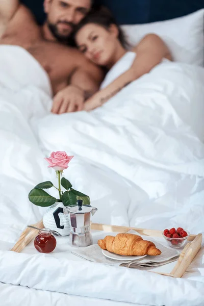 Romantisches Frühstück auf Tablett im Bett — Stockfoto