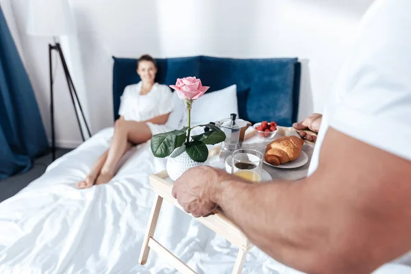 Pareja desayunando en la cama — Foto de Stock