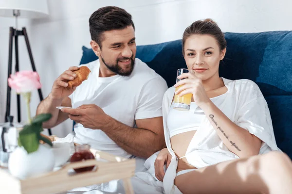 Couple having breakfast in bed — Free Stock Photo