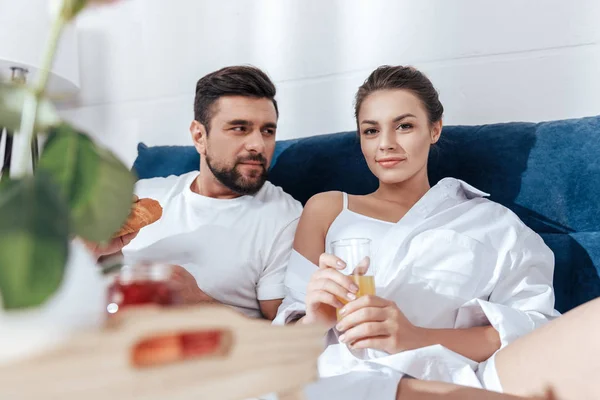 Casal tomando café da manhã na cama — Fotografia de Stock