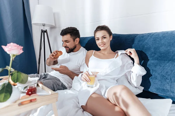 Couple having breakfast in bed — Free Stock Photo