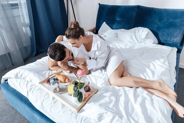 Pár snídá v posteli — Stock fotografie