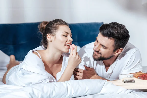 Couple having breakfast in bed — Stock Photo, Image