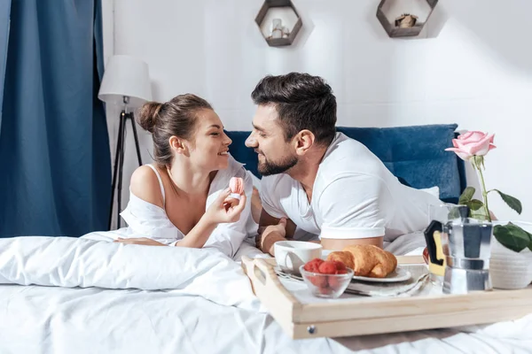 Coppia che fa colazione a letto — Foto Stock