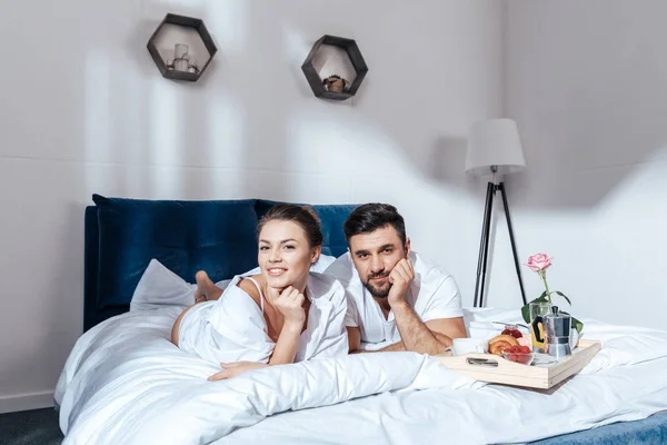 Casal tomando café da manhã na cama — Fotografia de Stock