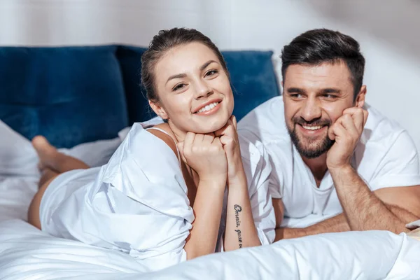 Kärleksfullt par i sängen — Stockfoto