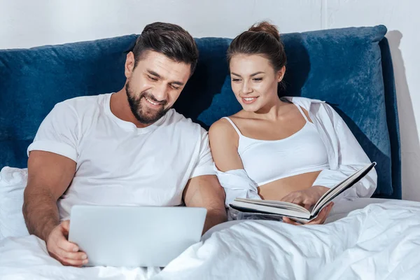 Leitura de casal na cama — Fotografia de Stock