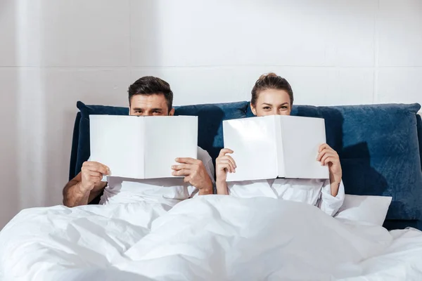 Coppia lettura a letto — Foto Stock