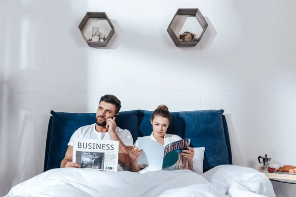 Paar liest im Bett — kostenloses Stockfoto