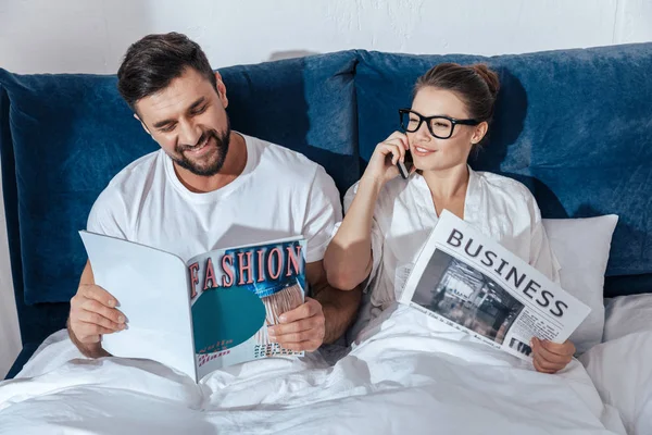 Leitura de casal na cama — Fotografia de Stock