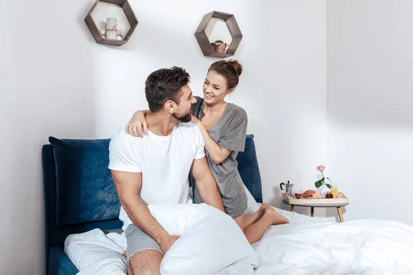 Joven pareja amorosa en la cama —  Fotos de Stock