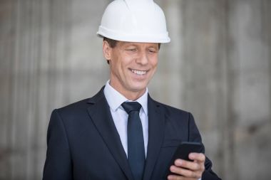 Akıllı telefon kullanan iş adamı