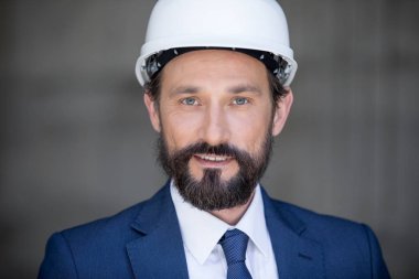 Orta yaşlı iş adamı zor şapka